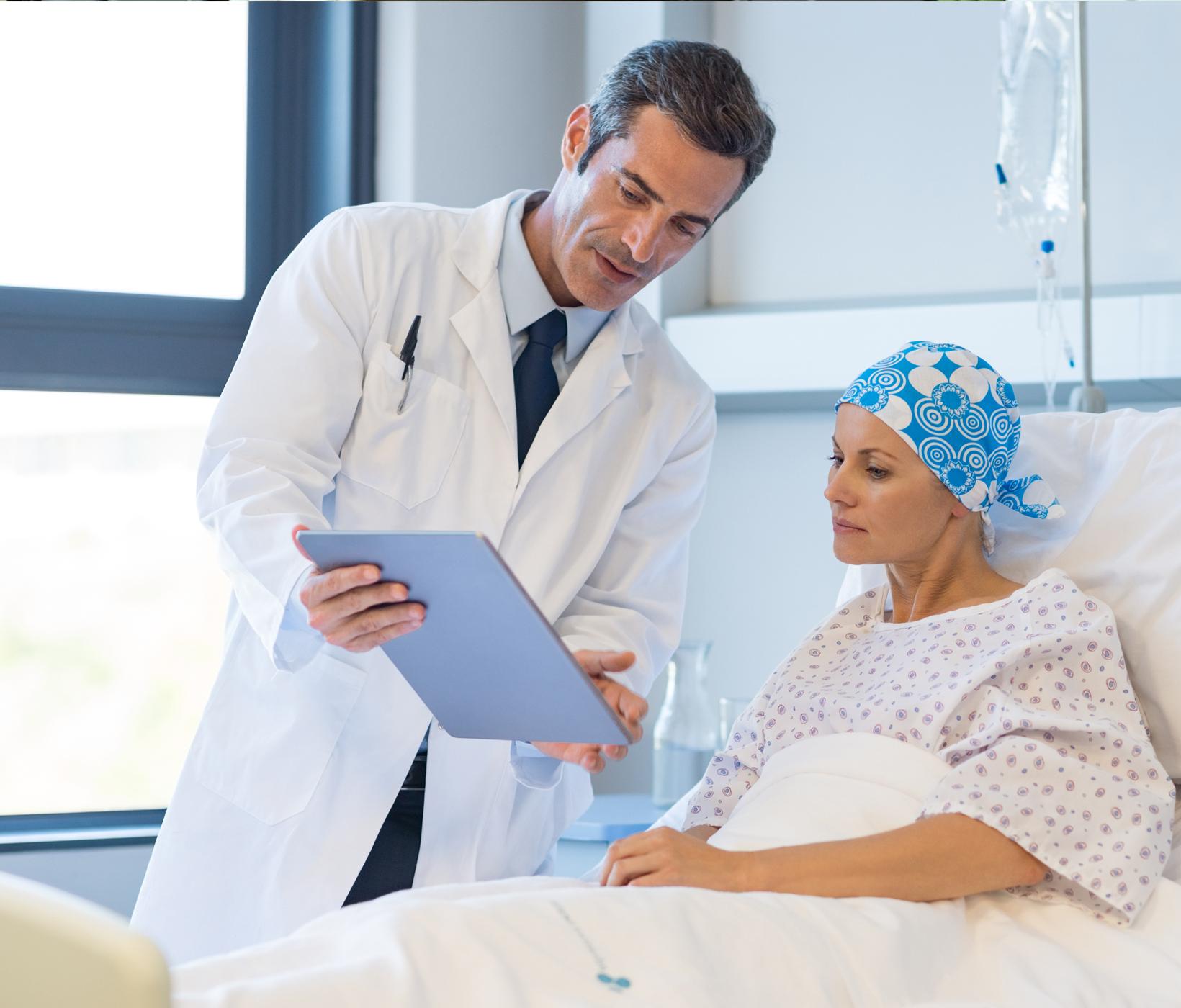 médico mostrando documento para paciente