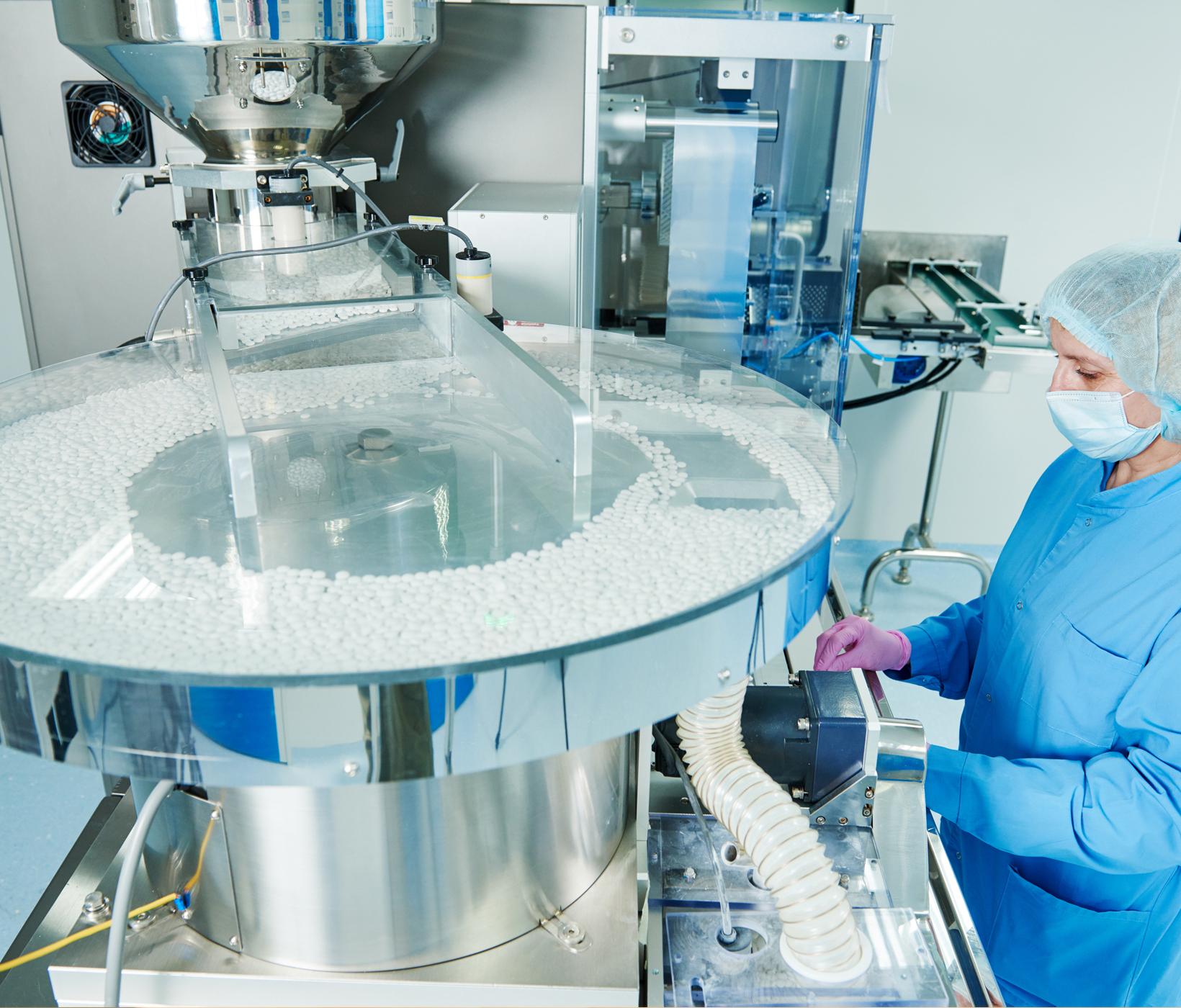 pessoa operando máquina farmaceutica