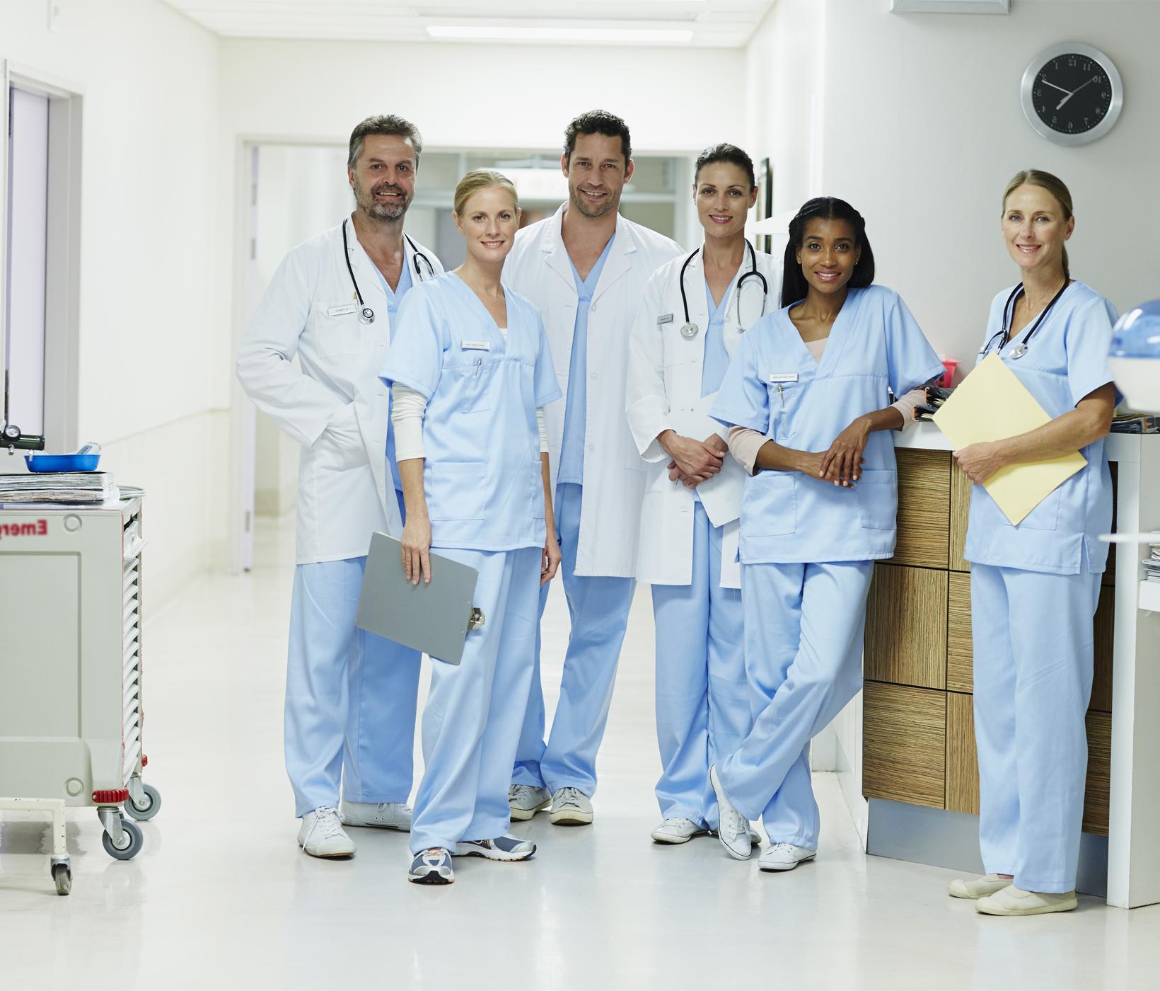 equipe de um hospital sorrindo